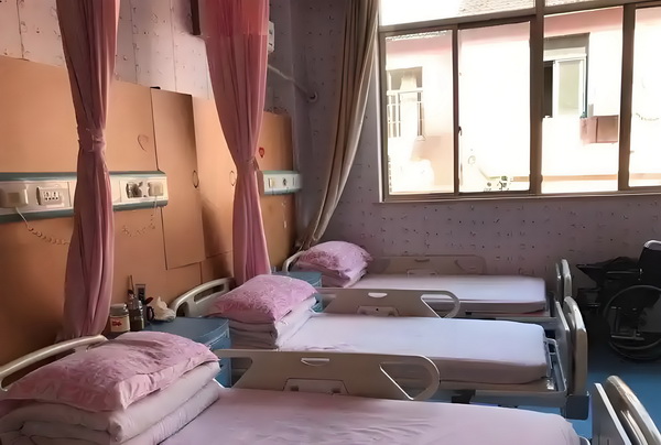 最新入户深圳条件_变态男躲女神床下，尺度生猛的日本电影！ 尺拨打趣的感兴长者
