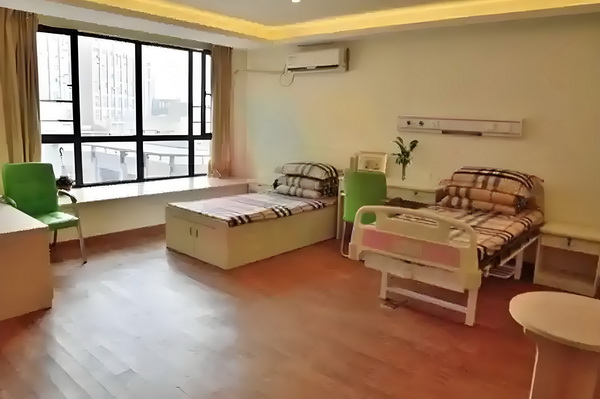 大专怎么办理深圳户口_专访导演饶晓志：对《万里归途》满意和骄傲 撞上城际一辆野猪快车
